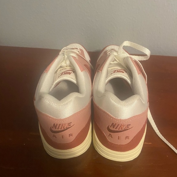 Nike Women's Athletic Shoes - Red and White Air Max 1 lady size 11 or men 9.5 - Picture 5 of 9